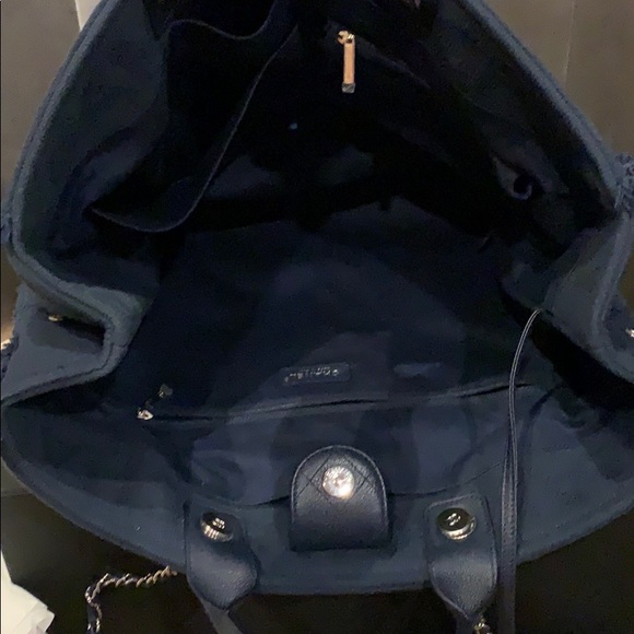 Chanel N0523 large shopping bag in navy - Picture 5 of 8